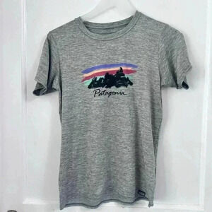 Patagonia Women's Cap Cool Daily Graphic Shirt in SKFE '73 Skyline Feather Grey